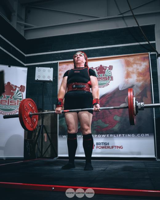 Helen Carrington completes deadlift in good form